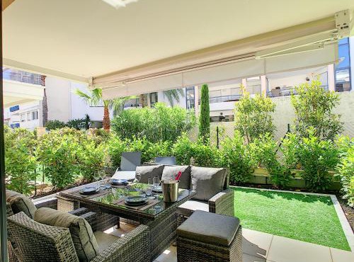 Palm beach apartment with swimming pool in a residence