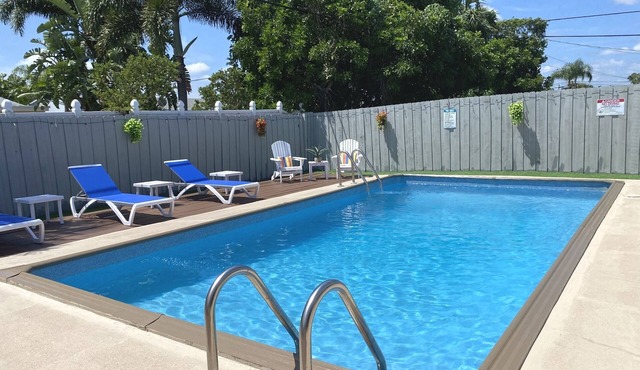 Palm Beach Gardens Paradise - HEATED POOL - 4 MILES TO THE BEACH