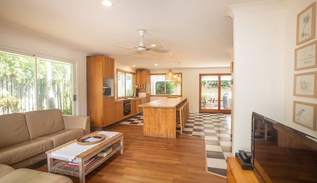 Palm Beach House - Spacious low set house high up on Tramican Street