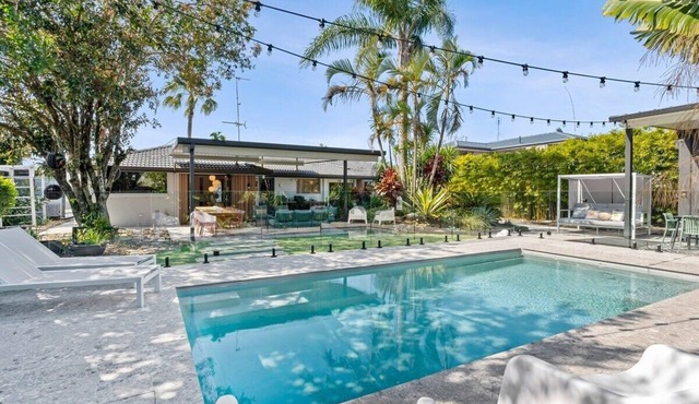 Palm Beach Poolside Haven – 4BR & Outdoor Living