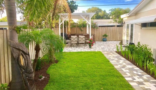 Palm Beach Studio Retreat - outdoor patio grill