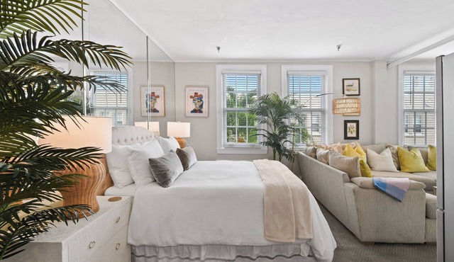 Palm BeachCondo Queen Studio Suite w2 queen bedsPoolSteps toBeachDining