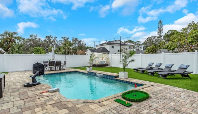 Palm Breeze Luxury - Resort Style Pool Home