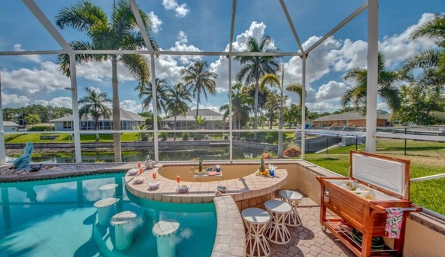 PALM BREEZE - SWIM UP TO THE BAR! Integrated spa, Outdoor grill, Fire pit!