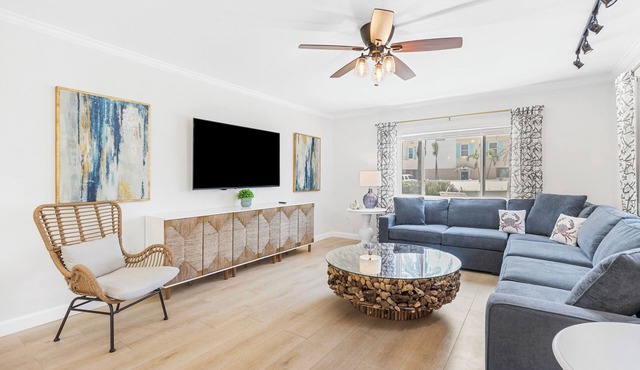 Palm Cay 5, Newly Remodeled Townhome Steps from the Beach. Heated Pool