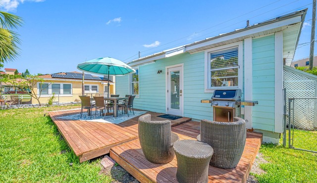 🌴Palm Cottage🌴- Steps from the beach, walk to restaurants & shops!