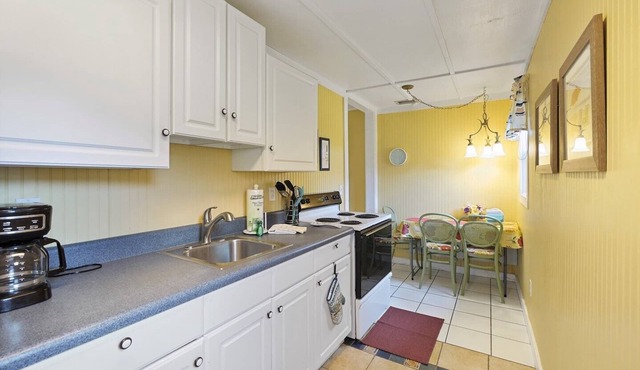 Palm Cottage: Cozy 1 Bedroom Beachside Cottage - Dog Friendly