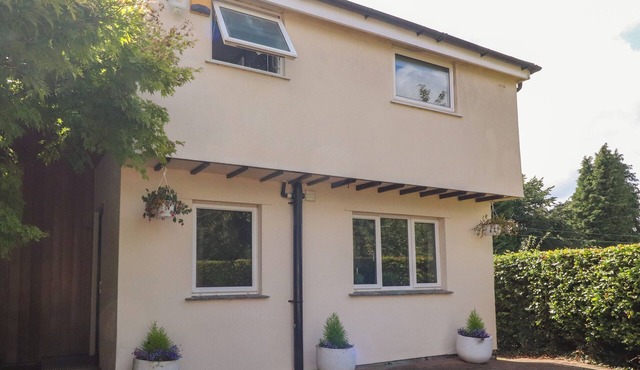 PALM COURT, pet friendly, with a garden in Burton-In-Kendal