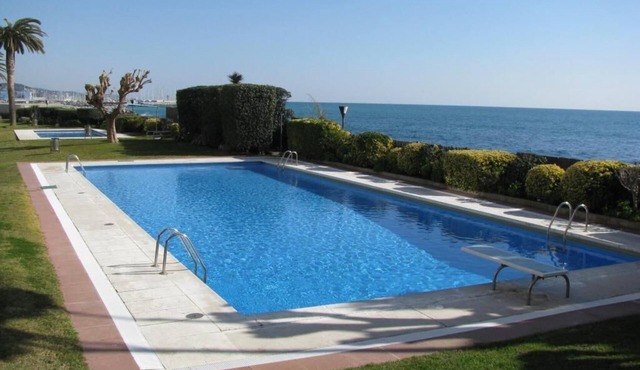 Palm Garden, beautiful Sea view, cozy Apt, direct train @ Barcelona's door