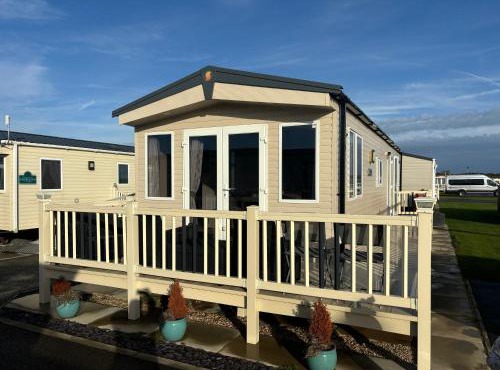 Palm Grove 121 - Golden Palm Resort - Pet friendly, WiFi, close to beach and clubhouse - Meadow Lakes Caravan & Lodge Hire