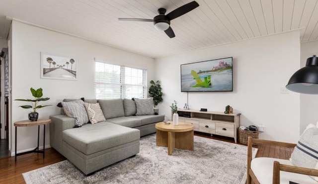 Palm House~Heated Pool~8 min to Beach