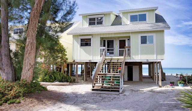 Palm Island Beachfront ! Live on the beach!