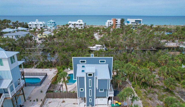 Palm Island Cove: Your oasis near the beach! 3 Bedrooms, 1.5 baths and spacous outdoor shower!