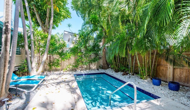Palm Isle: Tropical 2nd-Floor Unit, Shared Heated Pool, Near Duval St, Historic Seaport & Beaches