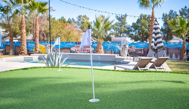 Palm Palace 10 min to STRIP - Gated 1/2 Acre Oasis