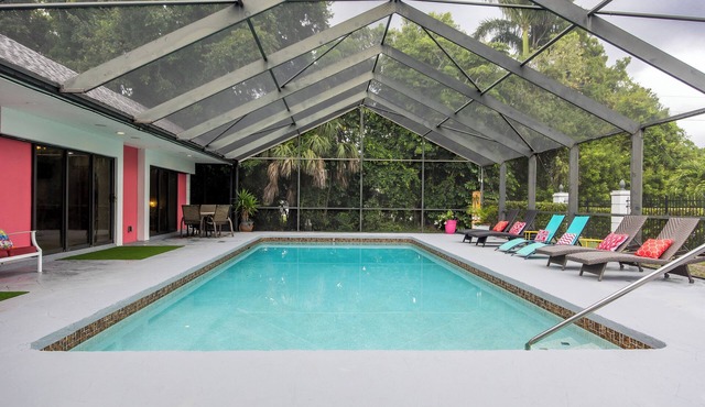 Palm Palace - 2 House Compound Sleeps Up to 22! Huge Pool and near the beaches
