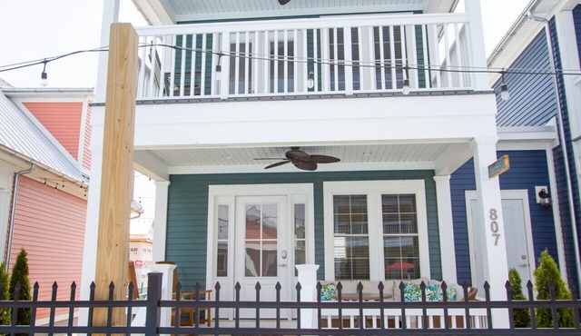 Palm Palace: 3 bed/2.5 bath Lakeside Cottage w/King Beds, Game Room & Hot Tub!