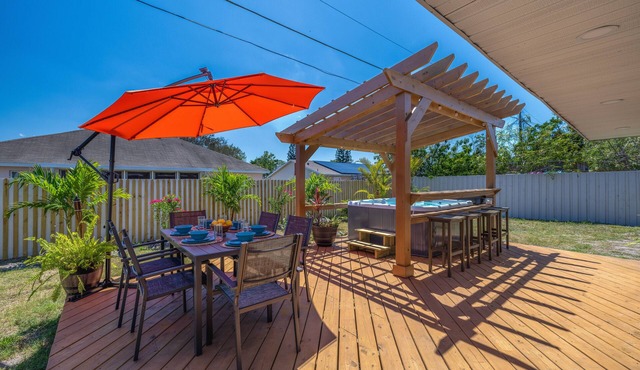 Palm Paradise ~ Hot Tub + Private Yard + Games - 17 mins to the beach!