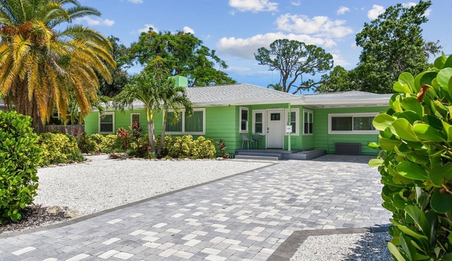 Palm Paradise Oasis: Heated Saltwater Pool by Siesta Key