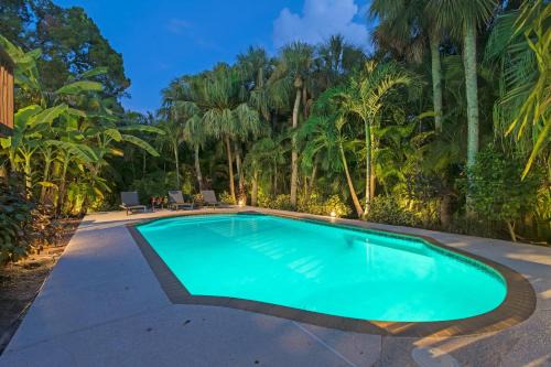Palm Paradise - Pet Friendly Home on Siesta Key w/Large Heated Private Pool & Outdoor Area!