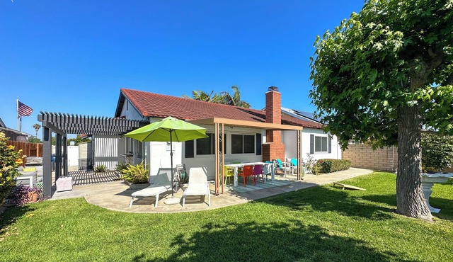 Palm Paradise: Mid-Century Modern Haven in Huntington Beach