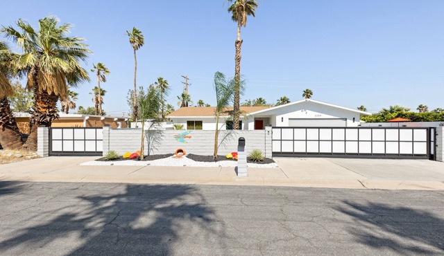 Palm Springs Deluxe Rentals + Putting Greenn
