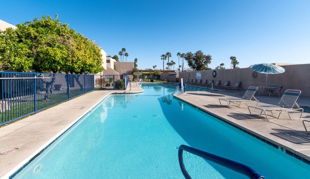 Palm Springs Desert Gem! Outdoor Pool, Full Kitchen, Free Parking