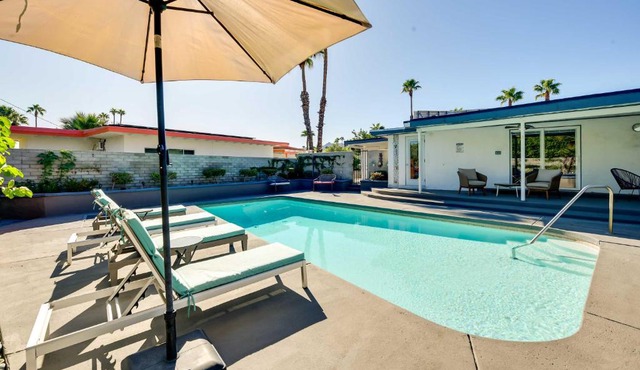 Palm Springs Home: Casita + Fire Pit!