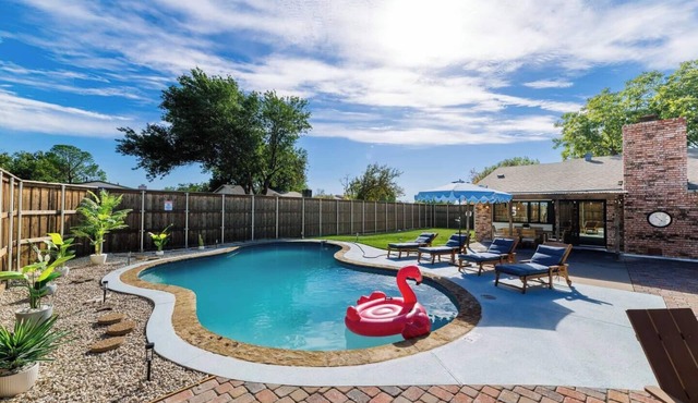 Palm Springs/Pool & Game Room!