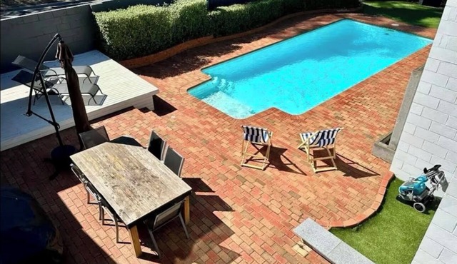 Palm Springs Resort Style Spacious living + Pool & Indoor Wood Fire Place!