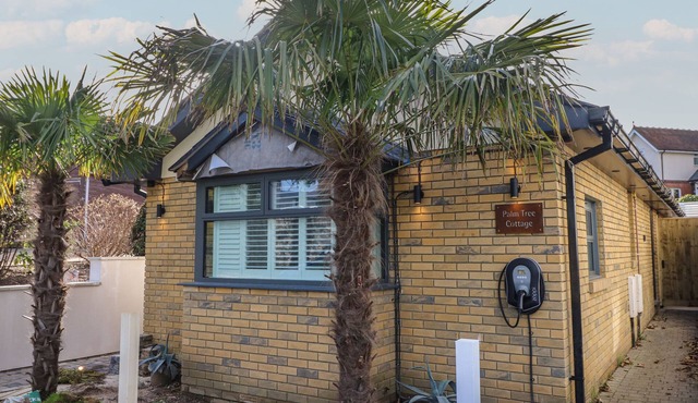 PALM TREE COTTAGE, pet friendly, character holiday cottage in Sandown