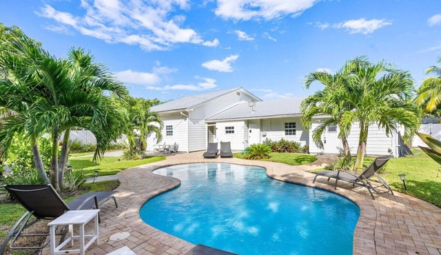 Palm Tree Island Estate: Heated Pool + Guest House