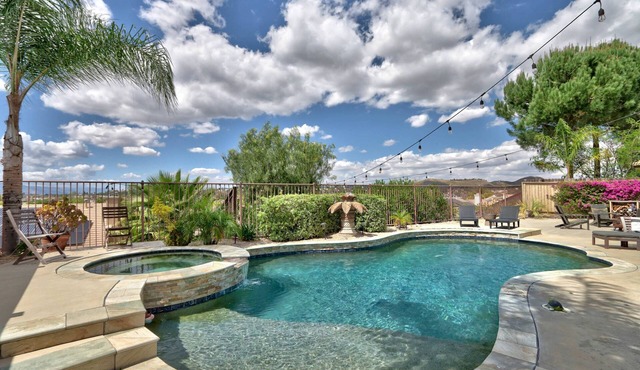 Palm Tree Lane Retreat in Murrieta: Private Pool, Spa, Loft, Balcony, Ideal Mid-Term Stay +Solar EV!