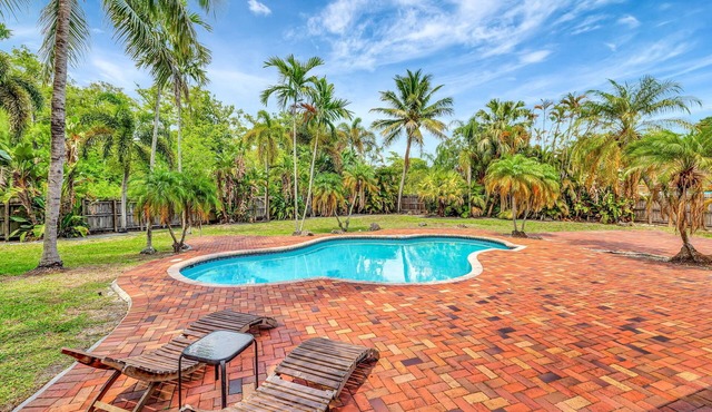 Palm Tree Paradise Heated Pool Near Amerant Arena and Sawgrass Mills