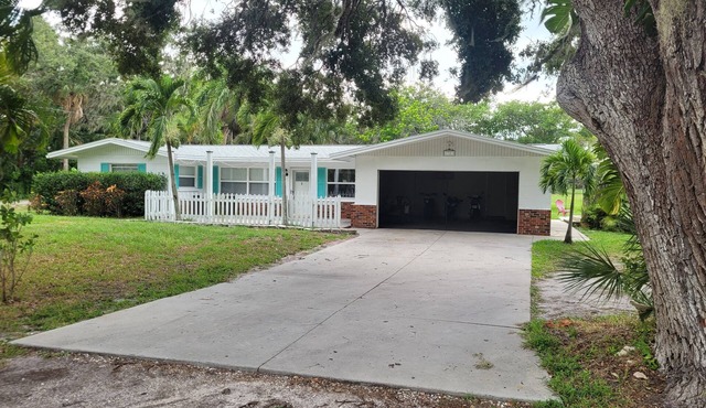 Palm tree paradise home between St Petersburg and Sarasota. Near gulf beaches!