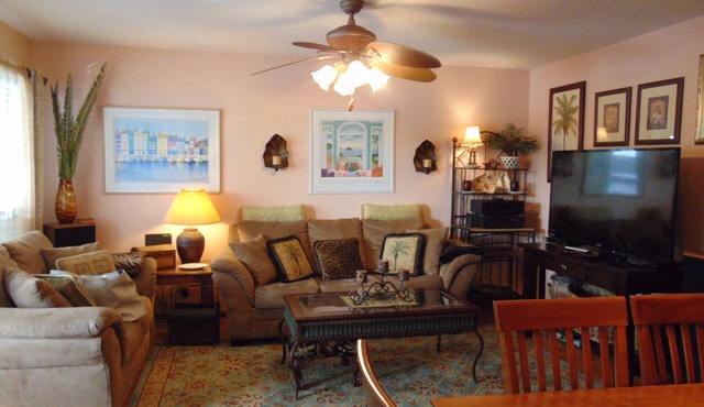 Palm Tree Paradise Lakefront Condo Sleeps 6 Adults With King Bed & 2 Queen Beds