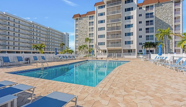 Palm Trees and Tropical Breezes! 2B/2B Island Vacation Condo Beachside w/Large Pool At Discounted Price!