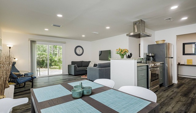 Palm View ~ Newly renovated quiet home close to UF!