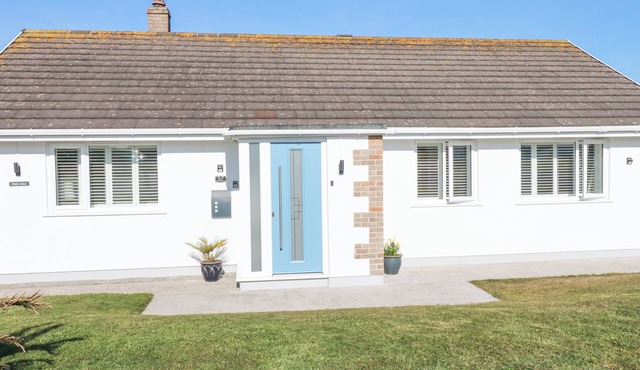 PALM VIEW, pet friendly, character holiday cottage in Holywell Bay