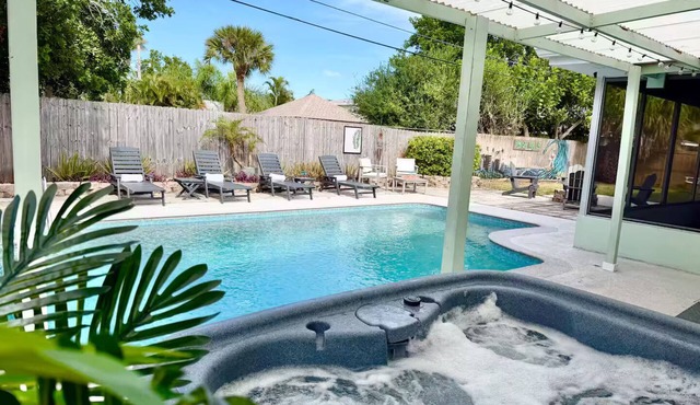 Palm Villa - 4 Bed, 2.5 Bath, Heated Pool, Hot Tub, Blocks to Beach, Sleeps 10+