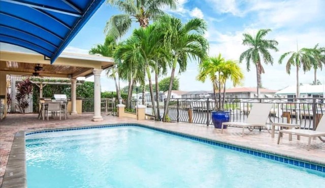 Palm Villa: New Remodel/Waterfront/Salt Water Pool!