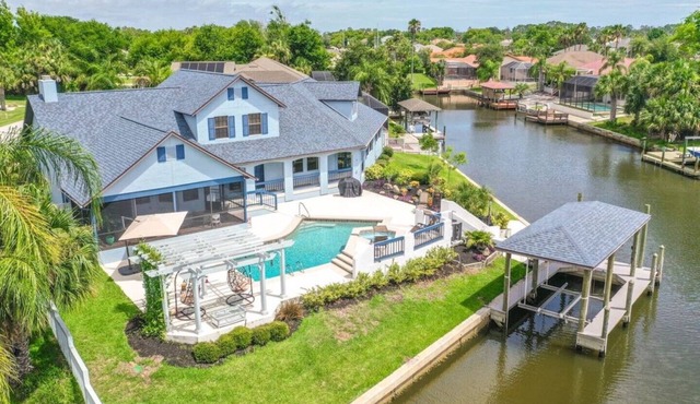 "PALM VILLA"- Water Front Pool Home on Tip Lot sleeps 10 Bring your Boat!