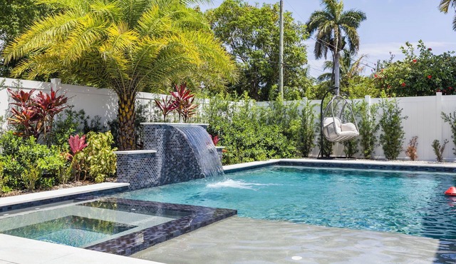 Palm Waves Retreat – Pool, Jacuzzi & Beach Bliss