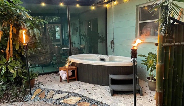⚓Palma Sola Oasis! Cozy tropical home w/Putting Green & Hot tub minutes from AMI!⚓