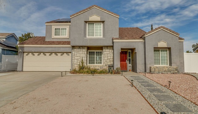 Palmdale Home w/ Patio, Gas Grill + Fireplace!