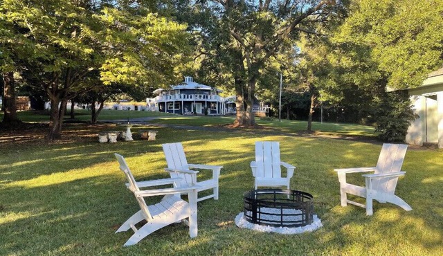 Palmer & Oak - Entire Lakefront Property on Lake Sinclair + Saltwater Pool