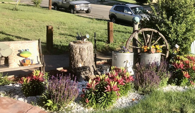 Palmer Park Oasis in Central Part of Colorado Spring. Private Hot Tub!