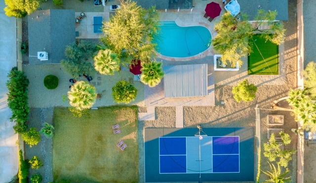 Palmera Desert Club, Sleeps 18 near Kierland w/Pickleball, Game Room, Mini Golf