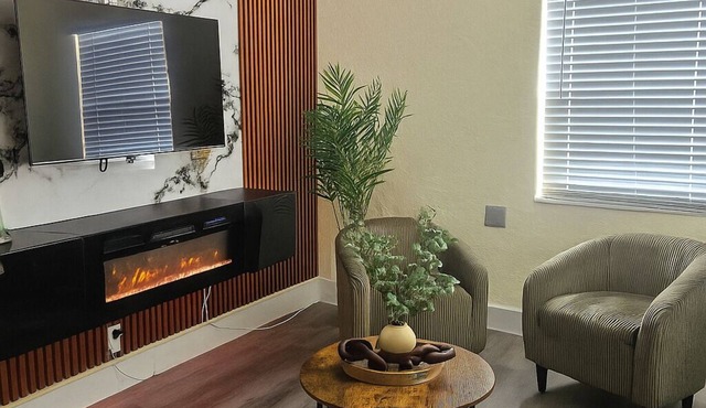 Palmera House in Tampa Near Airport, Raymond James Stadium & Busch Gardens