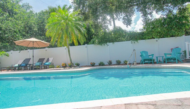 PalmOaks. Cozy house with heated pool